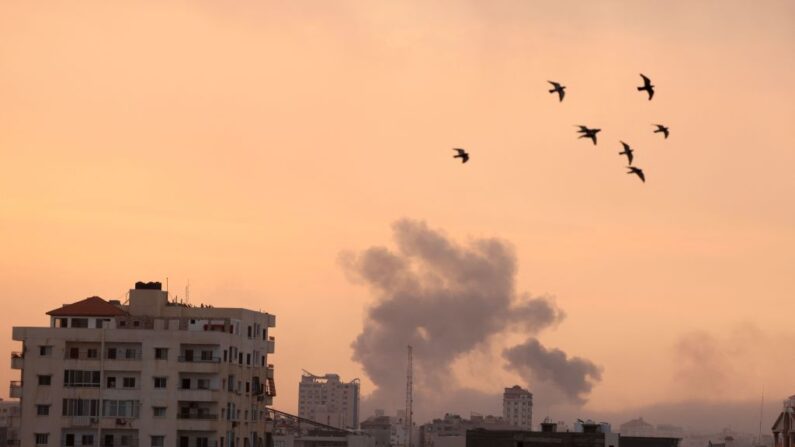 Una columna de humo se eleva en el cielo de la ciudad de Gaza durante un ataque aéreo israelí el 9 de octubre de 2023. (MAHMUD HAMS / AFP)