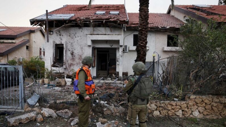 Tropas israelíes inspeccionan una casa dañada en la ciudad de Ashkelon, en el sur de Israel, tras un ataque con cohetes desde Gaza, el 9 de octubre de 2023. (Menahem Kahana/AFP vía Getty Images)