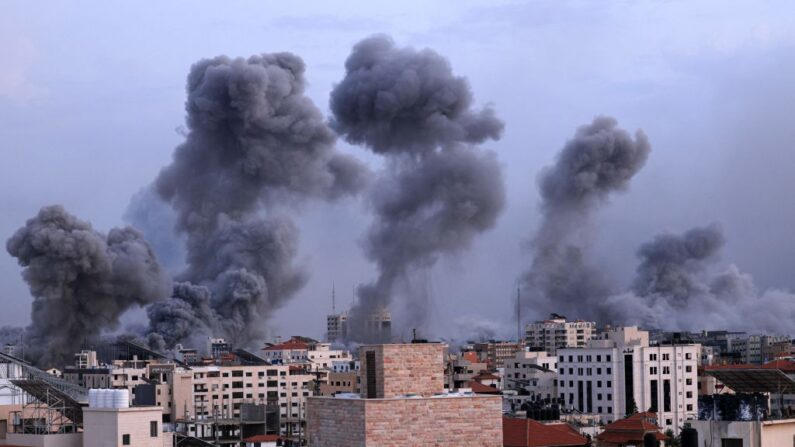 El humo se eleva detrás de los rascacielos durante un ataque aéreo israelí sobre la ciudad de Gaza el 9 de octubre de 2023. (Mahmud Hams/AFP vía Getty Images)