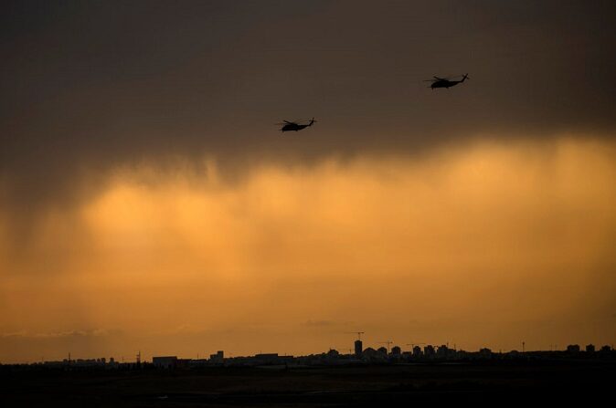Helicópteros de ataque israelíes se dirigen a la frontera sur israelí con la Franja de Gaza el 9 de octubre de 2023 cerca de Ashdod Israel. (Amir Levy/Getty Images)