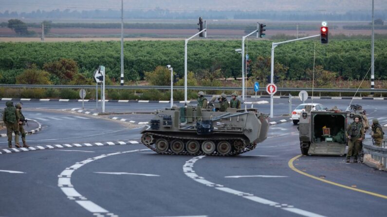Vehículos blindados del ejército israelí bloquean parte del cruce cerca de la ciudad septentrional de Qiryat Shemona, cerca de la frontera con Líbano, el 10 de octubre de 2023. (Jalaa Marey/AFP vía Getty Images)