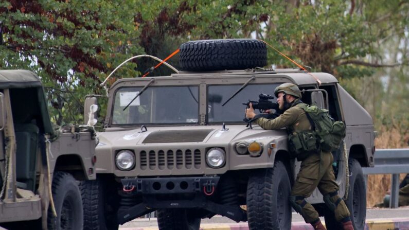 Un soldado israelí toma posición cerca de la base militar israelí de Har Dov en el monte Hermón, un puesto estratégico y fortificado en el cruce entre Israel, Líbano y Siria, el 10 de octubre de 2023. (Jalaa Marey/AFP vía Getty Images)