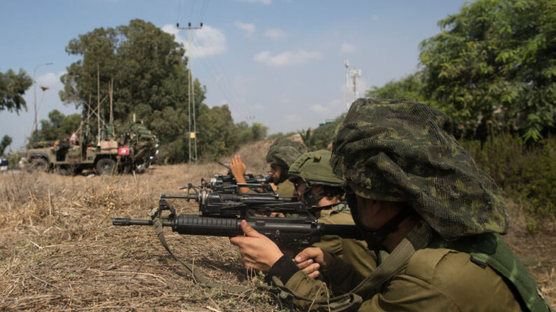 Soldados israelíes patrullan en busca de militantes palestinos cerca del kibutz Kfar Aza, cerca de la frontera con Gaza, el 10 de octubre de 2023 en Kfar Gaza, Israel. (Amir Levy/Getty Images)