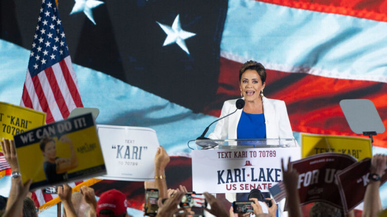 La republicana de Arizona Kari Lake habla ante una gran multitud de simpatizantes en Scottsdale, Arizona, el 10 de octubre de 2023. (Allan Stein/The Epoch Times)