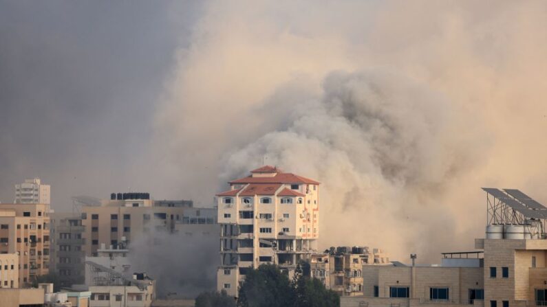 Columnas de humo tras un bombardeo israelí en la ciudad de Gaza el 11 de octubre de 2023, en el quinto día de enfrentamientos entre Israel y el movimiento terrorista Hamás. (Mahmud Hams/AFP vía Getty Images)