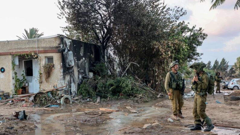 Tropas israelíes registran el lugar de un ataque de militantes palestinos en el kibutz israelí de Kfar Aza, en la frontera con la Franja de Gaza, el 11 de octubre de 2023. (Gil Cohen-Magen/AFP vía Getty Images)