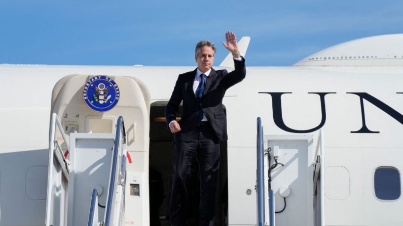 El secretario de Estado estadounidense Antony Blinken saluda mientras sube a un avión, el 11 de octubre de 2023, en la Base Conjunta Andrews, Maryland, de camino a Israel. (Jacquelyn Martin/POOL/AFP vía Getty Images)