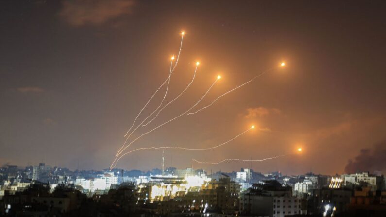 El sistema de defensa aérea israelí Cúpula de Hierro intercepta cohetes lanzados desde Gaza el 11 de octubre de 2023. (Mahmud Hams/AFP vía Getty Images)