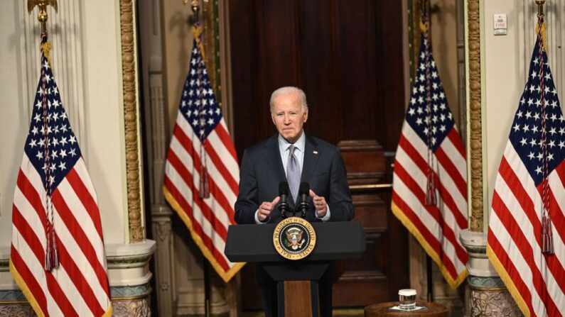 El presidente Joe Biden habla en una mesa redonda con líderes de la comunidad judía en la Sala de Tratados Indios de la Casa Blanca el 11 de octubre de 2023. (Brendan Smialowski/AFP vía Getty Images)