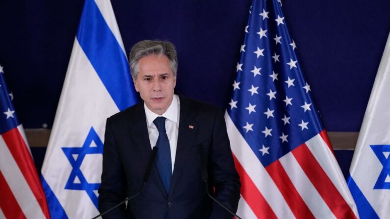 El secretario de Estado estadounidense Antony Blinken hace declaraciones a los medios de comunicación en el interior de La Kirya, que alberga el Ministerio de Defensa israelí, tras su reunión en Tel Aviv el 12 de octubre de 2023. (Jacquelyn Martin/POOL/AFP vía Getty Images)