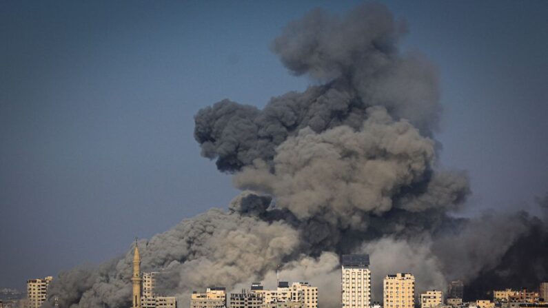 Una montaña de humo se eleva en el horizonte durante los ataques aéreos israelíes contra objetivos de Hamás en la ciudad de Gaza, el 12 de octubre de 2023. (Mahmud Hams/AFP vía Getty Images)