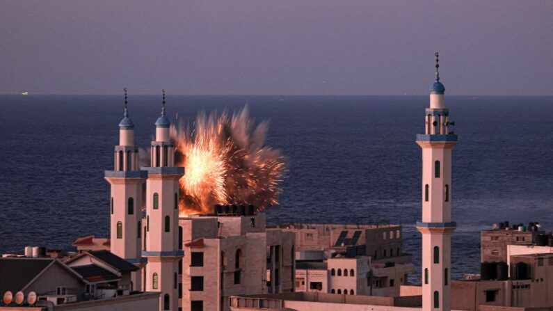 Una bola de fuego surge de un ataque aéreo israelí en la ciudad de Gaza el 12 de octubre de 2023. Miles de personas, tanto israelíes como palestinas, han muerto desde el 7 de octubre, después de que militantes terroristas palestinos de Hamás entraran en Israel en un ataque sorpresa que llevó a Israel a declarar la guerra a Hamás en el enclave de la Franja de Gaza. (Mahmud Hams/AFP vía Getty Images)