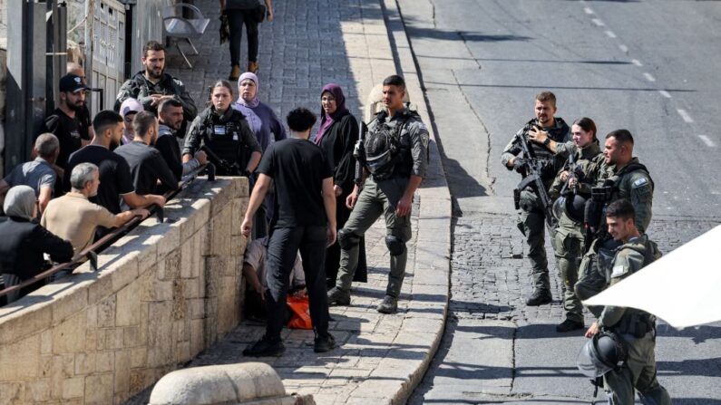 Guardias fronterizos israelíes se despliegan para controlar la entrada de personas por la Puerta de los Leones de la Ciudad Vieja de Jerusalén el 13 de octubre de 2023. (Ahmad Gharabli/AFP vía Getty Images)