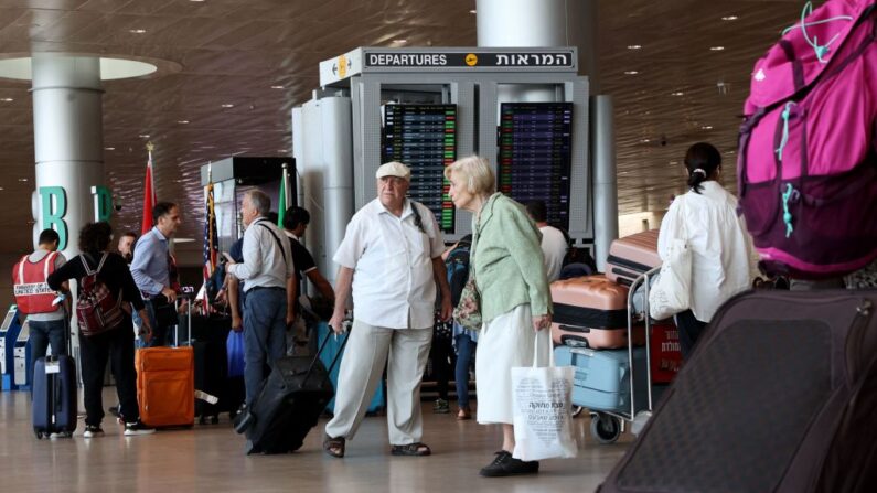 Viajeros llegan a facturar al aeropuerto internacional Ben Gurion, cerca de Tel Aviv, el 14 de octubre de 2023, en medio de los combates en curso entre Israel y el grupo terrorista palestino Hamás. (Gil Cohen-Magen/AFP vía Getty Images)