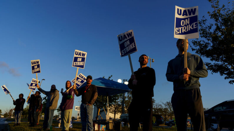 Trabajadores de la fábrica y miembros del sindicato UAW forman una línea de piquete fuera de la Ford Motor Co. Kentucky Truck Plant en las primeras horas de la mañana del 14 de octubre de 2023 en Louisville, Kentucky. (Michael Swensen/Getty Images)