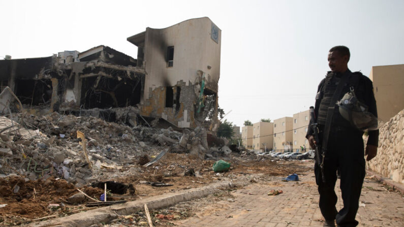 Un agente de policía camina cerca de una comisaría destruida en Sderot, Israel, el 8 de octubre de 2023. (Amir Levy/Getty Images)