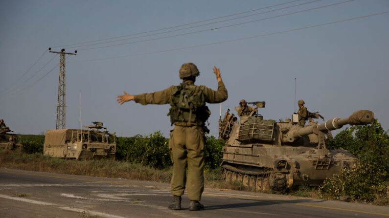 Un soldado israelí coordina vehículos blindados que se dirigen hacia la frontera sur con la franja de Gaza, en Sderot, Israel, el 8 de octubre de 2023. (Amir Levy/Getty Images)