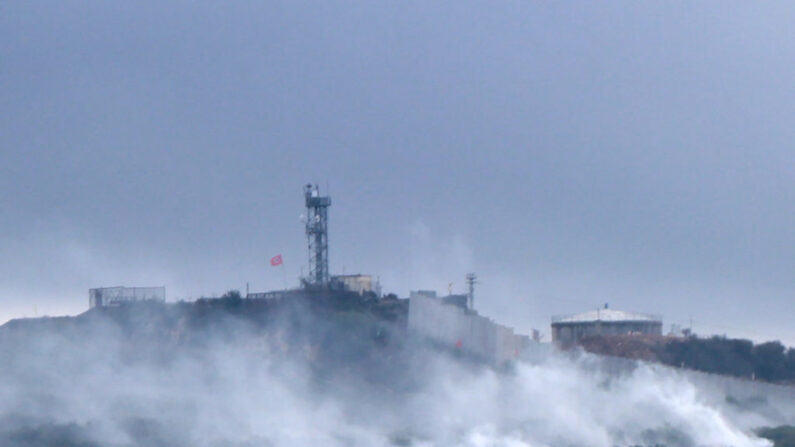 Una imagen tomada el 15 de octubre de 2023 muestra humo cerca de un emplazamiento militar israelí cercano a la localidad de Aita al-Shaab, en la frontera sur de Líbano, tras un bombardeo de Hizbulá. (AFP vía Getty Images)