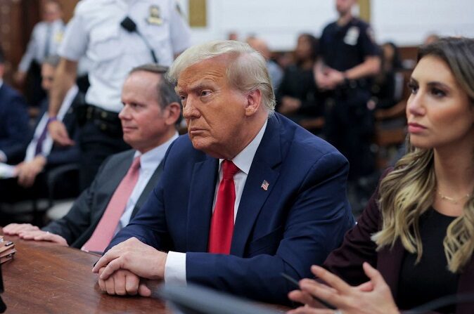 El expresidente estadounidense Donald Trump sentado en el interior de la sala del tribunal durante su juicio por fraude civil en Nueva York, el 17 de octubre de 2023. (ANDREW KELLY/POOL/AFP vía Getty Images)