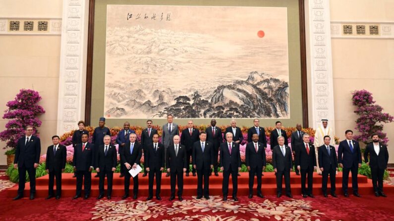 El presidente chino Xi Jinping, el presidente ruso Vladimir Putin y otros líderes posan para una foto de grupo en el Tercer Foro sobre la iniciativa de La Franja y la Ruta en Beijing, China, el 18 de octubre de 2023. (Suo Takekuma-Pool/Getty Images)