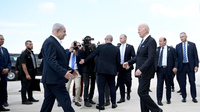 El primer ministro israelí, Benjamín Netanyahu (izq.), se acerca a saludar al presidente estadounidense, Joe Biden, a su llegada al aeropuerto Ben Gurion de Tel Aviv el 18 de octubre de 2023. (Brendan Smialowski/AFP vía Getty Images)