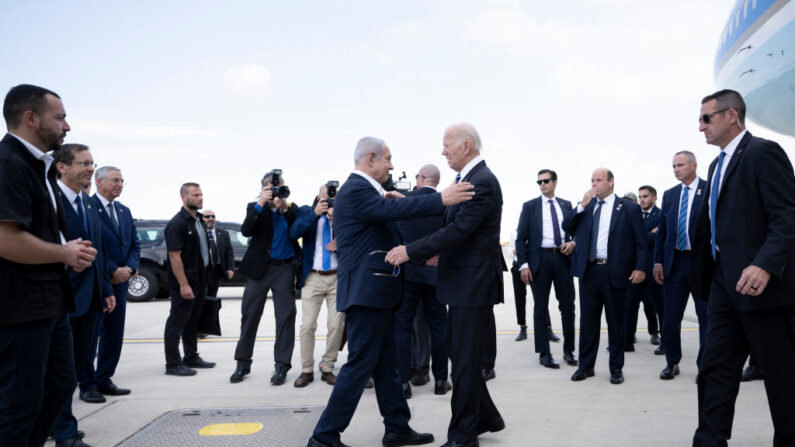 El primer ministro israelí, Benjamin Netanyahu (izq.), saluda al presidente estadounidense, Joe Biden, a su llegada al aeropuerto Ben Gurion de Tel Aviv, el 18 de octubre de 2023. (Brendan Smialowski/AFP vía Getty Images)