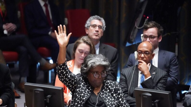 La embajadora de Estados Unidos ante las Naciones Unidas, Linda Thomas-Greenfield, vota una resolución sobre la situación en Israel y Gaza en una reunión del Consejo de Seguridad sobre la situación en el Medio Oriente, en las Naciones Unidas el 18 de octubre de 2023 en Nueva York. (Bryan R. Smith / AFP vía Getty Images)