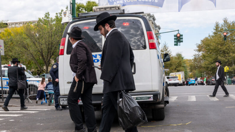 La policía patrulla un barrio de Brooklyn con una gran comunidad judía ortodoxa el 12 de octubre de 2023 en Nueva York. En toda la ciudad de Nueva York y en gran parte del país se ha incrementado la seguridad en torno a las sinagogas y otras instituciones culturales judías tras los atentados de Hamás. (Spencer Platt/Getty Images)