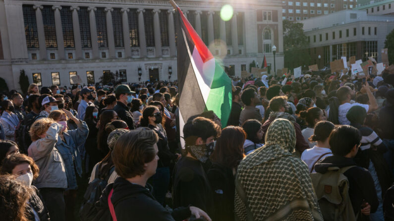 Estudiantes de Columbia participan en una concentración de apoyo a Palestina en la universidad, en Nueva York, el 12 de octubre de 2023. (Spencer Platt/Getty Images)