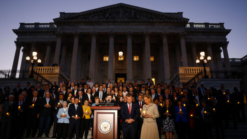 Miembros del Congreso de Estados Unidos, participan en una oración durante una vigilia por Israel en las escaleras del Capitolio de Estados Unidos en Washington, el 12 de octubre de 2023. (Anna Moneymaker/Getty Images)