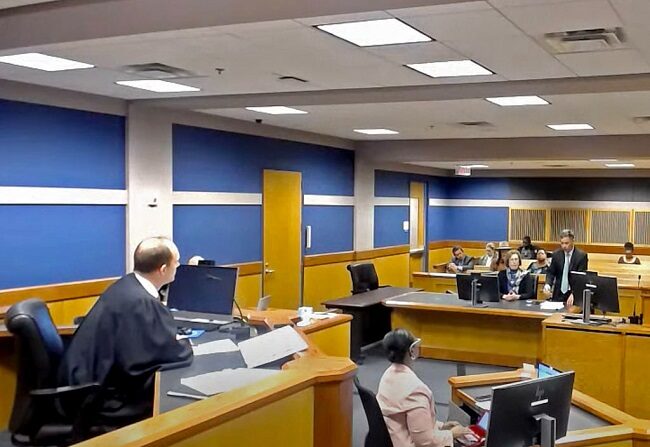 En esta captura de un video, Sidney Powell, exabogada del expresidente Donald Trump, asiste a una audiencia con su abogado Brian Rafferty ante el juez Scott McAfee el 19 de octubre de 2023 en el tribunal del condado de Fulton en Atlanta, Georgia. (Fulton County Court-Pool/Getty Images)