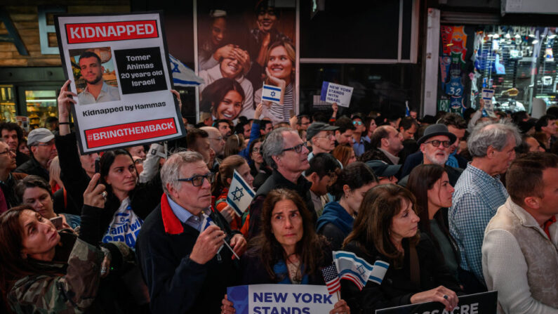 Miembros de la comunidad judía y partidarios de Israel asisten a una concentración para pedir la liberación de los rehenes en poder de Hamás, en Times Square, Nueva York, el 19 de octubre de 2023. (Ed Jones/AFP vía Getty Images)