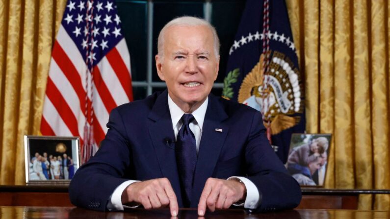 El presidente Joe Biden se dirige a la nación sobre el conflicto entre Israel y Hamás y la invasión rusa de Ucrania desde el Despacho Oval de la Casa Blanca el 19 de octubre de 2023. (Jonathan Ernst/Pool/AFP vía Getty Images)