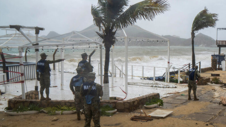 Miembros de la Armada de México patrullan una playa antes de la llegada del huracán Norma en Los Cabos, estado de Baja Californa, México, el 21 de octubre de 2023. (Joel Cosio/AFP vía Getty Images)