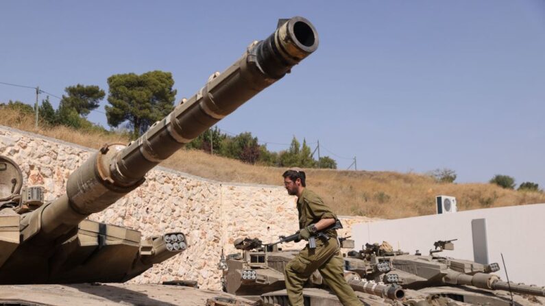 Un soldado israelí camina sobre un tanque Merkava en una posición en un lugar no revelado en la frontera con el Líbano el 22 de octubre de 2023. (Jalaa Marey/AFP vía Getty Images)
