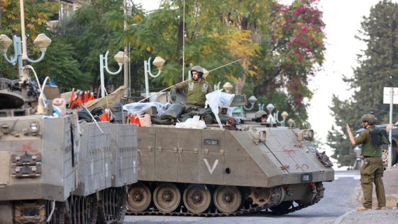 Soldados israelíes patrullan una zona cercana a la frontera norte con Líbano el 23 de octubre de 2023. (Gil Cohen-Magen/AFP vía Getty Images)