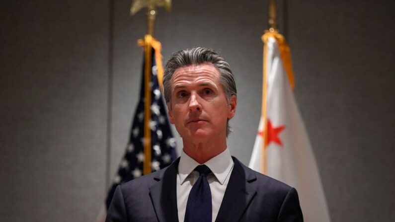 El gobernador de California, Gavin Newsom, asiste a una rueda de prensa en Beijing el 25 de octubre de 2023. (Wang Zhao/AFP vía Getty Images)