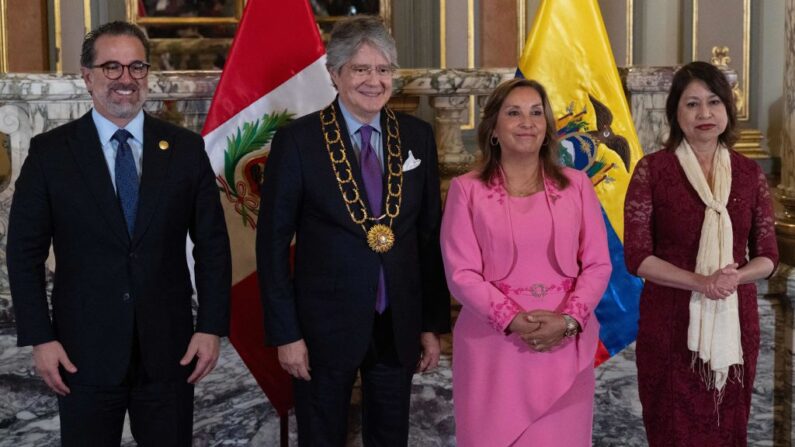La presidenta de Perú, Dina Boluarte (2-d), el presidente de Ecuador, Guillermo Lasso (2-i), y sus cancilleres, Ana María Sánchez (d), de Perú, y Gustavo Manrique, de Ecuador, durante una ceremonia en el Palacio Presidencial de Lima (Perú), el 25 de octubre de 2023. (Cris Bouroncle/AFP vía Getty Images)