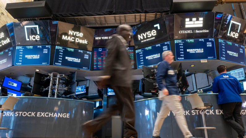 Los operadores trabajan en el parqué de la Bolsa de Nueva York (NYSE) el 20 de octubre de 2023 en la ciudad de Nueva York. (Spencer Platt/Getty Images)