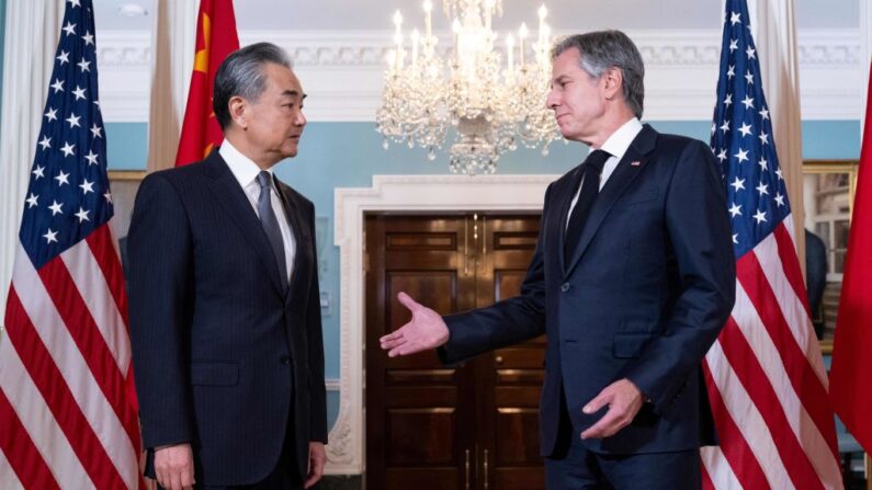 El secretario de Estado estadounidense, Antony Blinken, habla con el ministro de Asuntos Exteriores chino, Wang Yi, antes de las reuniones en el Departamento de Estado en Washington, el 26 de octubre de 2023. (Saul Loeb/AFP vía Getty Images)