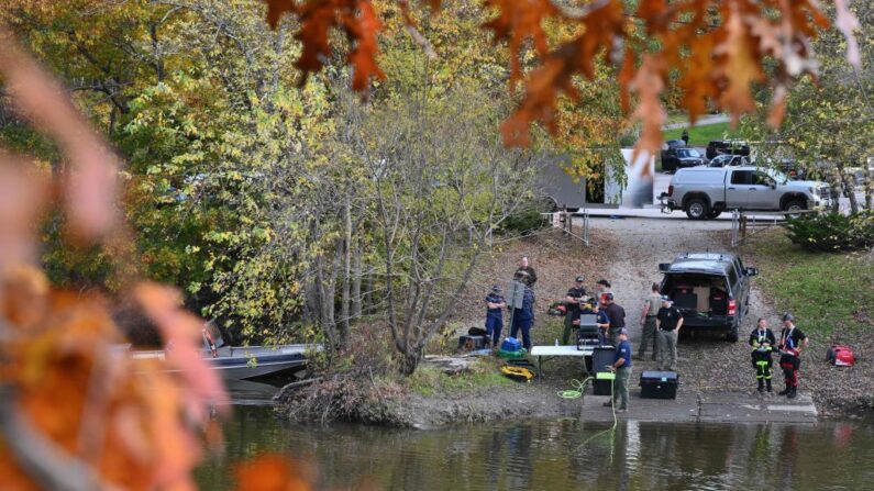 Agentes de la ley se preparan para registrar el río Androscoggin en Lisbon Falls, Maine, el 27 de octubre de 2023, tras un tiroteo masivo en Lewiston, Maine. (Angela Weiss/AFP vía Getty Images)