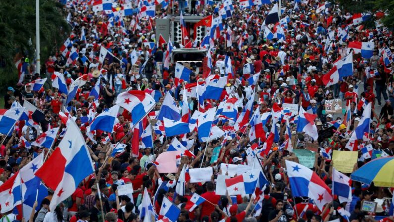 Personas participan en una marcha de protesta contra el contrato gubernamental con la minera canadiense First Quantum y su filial Minera Panamá en Ciudad de Panamá (Panamá), el 29 de octubre de 2023. (Roberto Cisneros/AFP vía Getty Images)