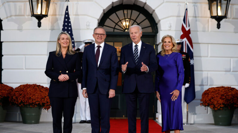 Jodie Haydon, el primer ministro de Australia Anthony Albanese, el presidente de EE. UU. Joe Biden y la primera dama Jill Biden posan para las fotos después de la llegada del Sr. Albanese en el Jardín Sur de la Casa Blanca en Washington, DC el 24 de octubre de 2023. (Anna Moneymaker/Getty Images)