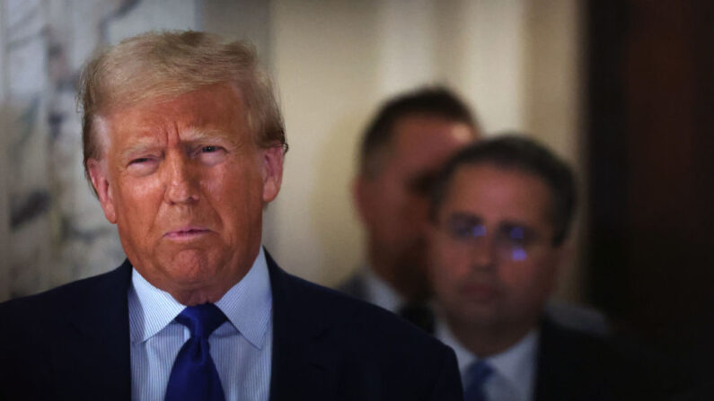 El expresidente Donald Trump habla ante los medios en su juicio por fraude civil en la Corte Suprema del Estado de Nueva York el 25 de octubre de 2023 en la ciudad de Nueva York. (Spencer Platt/Getty Images)