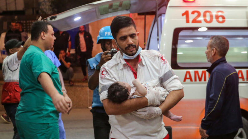 Palestinos heridos en ataques aéreos israelíes llegan al Hospital Médico Nasser el 27 de octubre de 2023 en Khan Yunis, Gaza. (Ahmad Hasaballah/Getty Images)