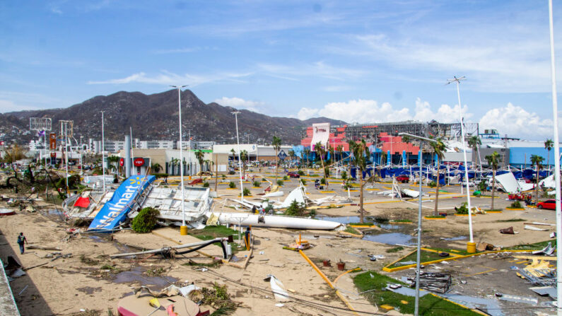 Una vista de un estacionamiento dañado después de que el huracán Otis golpeara Acapulco el 26 de octubre de 2023 en Acapulco, México. (Oscar Guerrero Ramirez/Getty Images)