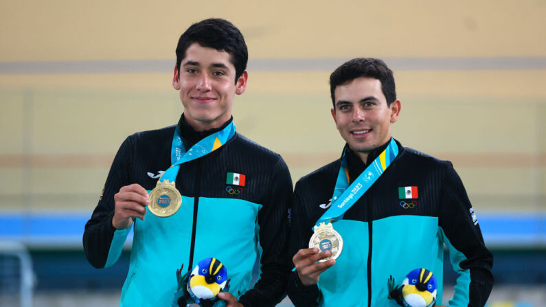 El medallista de oro Fernando Nava y Ricardo Peña del Equipo de México posan en el podio de Ciclismo de Pista - Madison Masculino en el Parque Peñalolen en el Día 7 de los Juegos Panamericanos Santiago 2023 el 27 de octubre de 2023 en Santiago, Chile. (Buda Mendes/Getty Images)