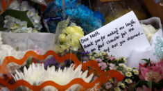 Fans dejan flores a los pies de la fachada de “Friends” para despedirse de Matthew Perry