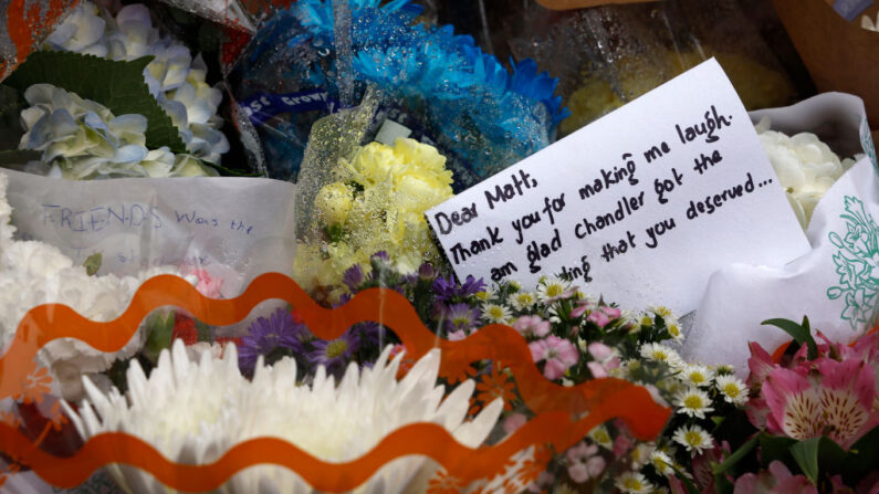 Flores y una nota se colocan en el monumento mientras los fans rinden homenaje al fallecido actor Matthew Perry fuera del edificio de "Friends" el 30 de octubre de 2023 en la ciudad de Nueva York. (John Lamparski/Getty Images)
