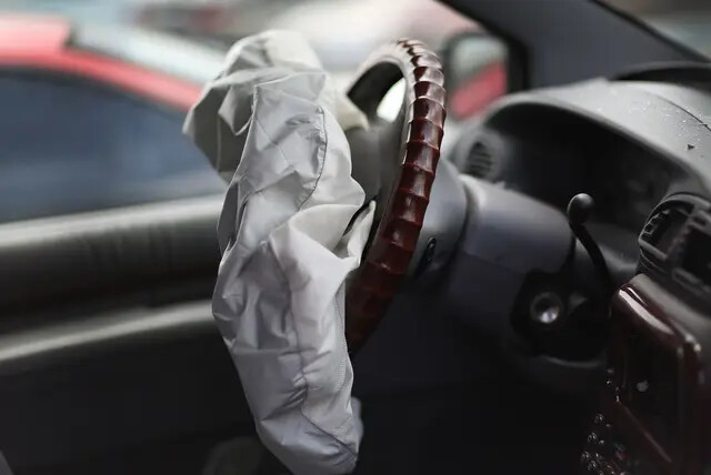 Un airbag desplegado en un vehículo Chrysler en un desguace en Medley, Florida, el 22 de mayo de 2015. (Joe Raedle/Getty Images)